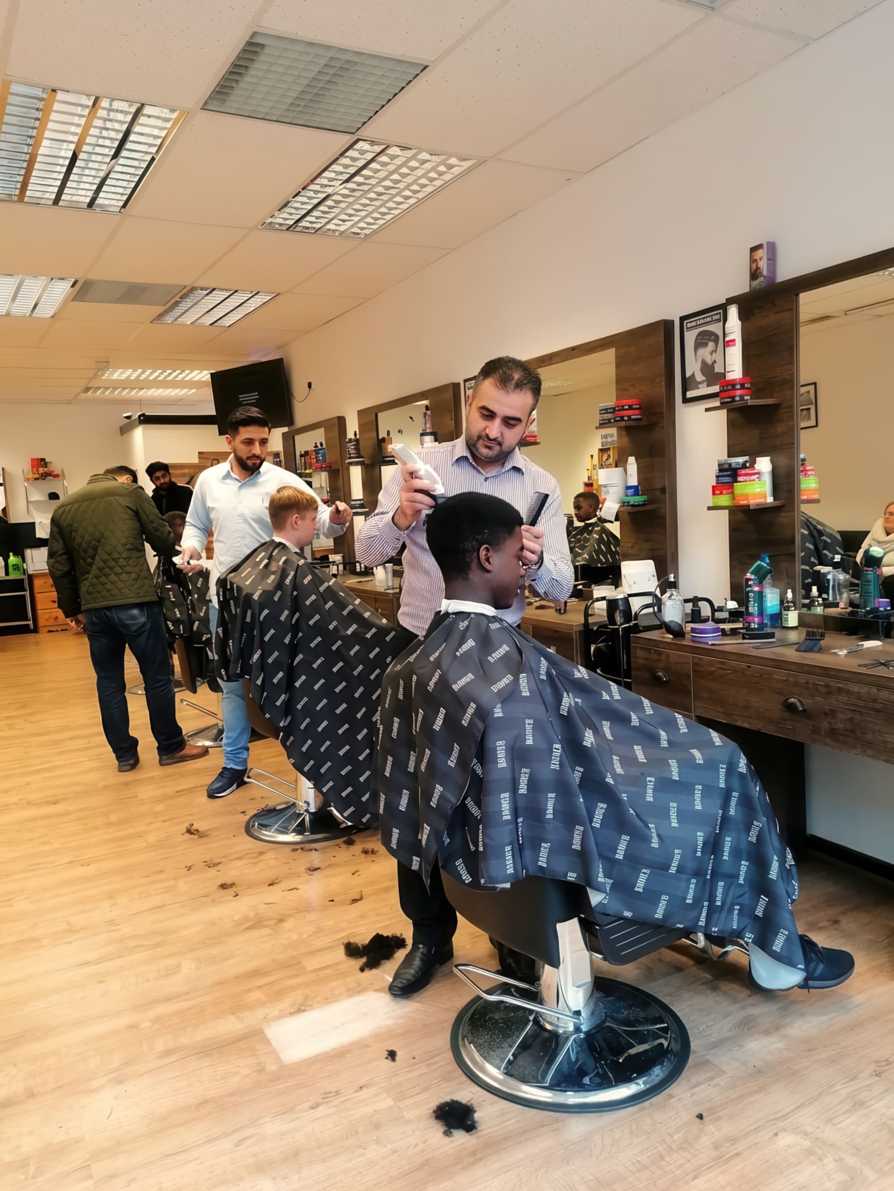 The inside of BAWAN HAIRSTYLE in a busy time.